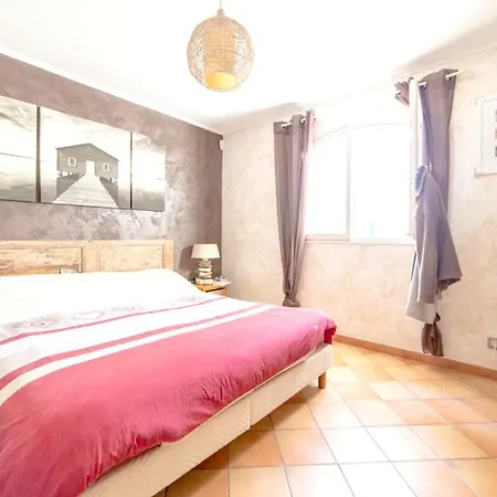 Avec Piscine Privée à *