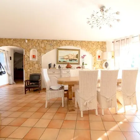 Villa Avec Piscine Privee A *