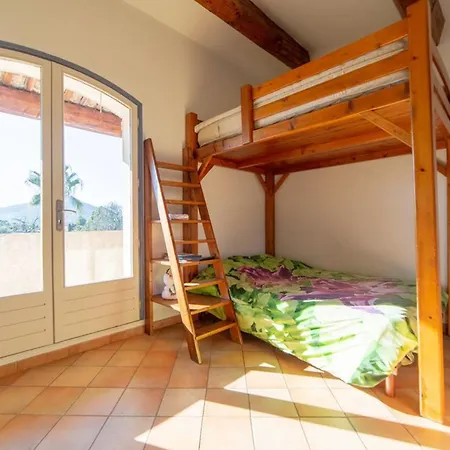 Avec Piscine Privée à *
