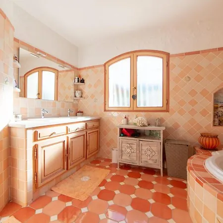 Avec Piscine Privée à *