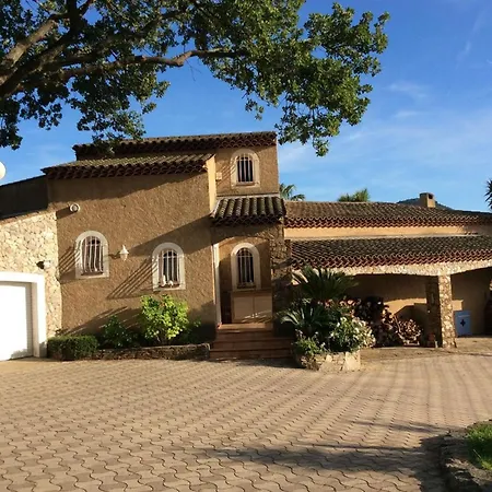 Avec Piscine Privée à Villa Carqueiranne