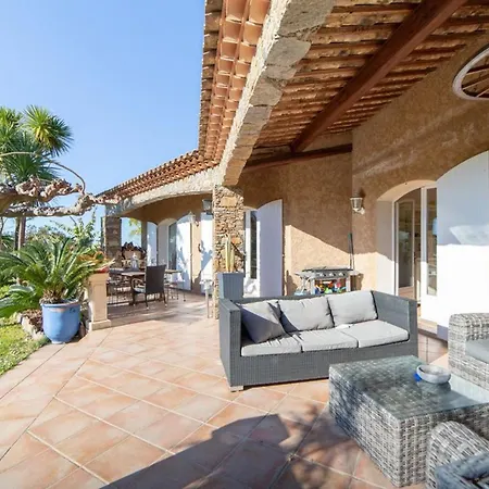 Avec Piscine Privée à Villa Carqueiranne