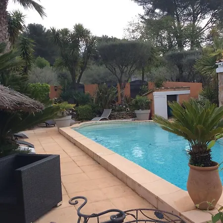Avec Piscine Privée à Villa Carqueiranne